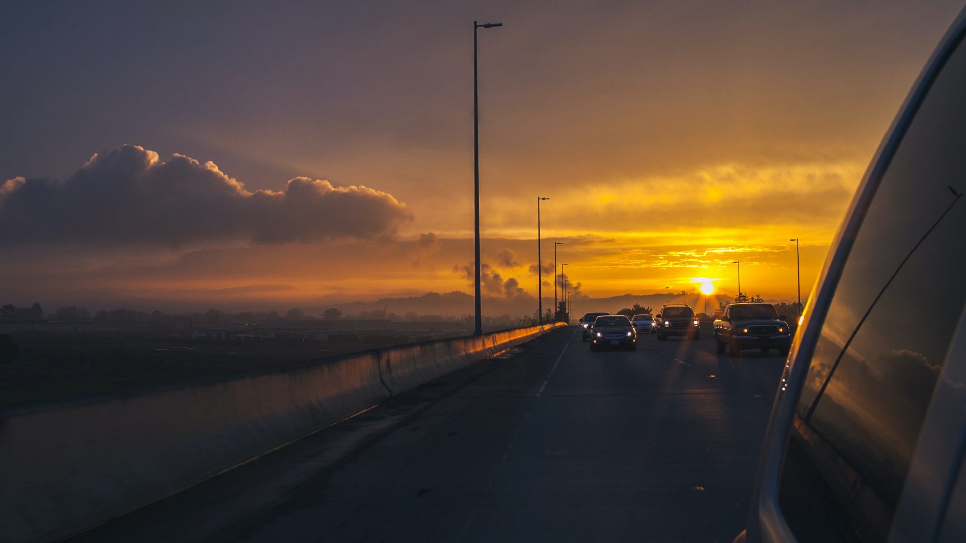 Die Autobahn der Zukunft erzeugt Sonnen- und Windstrom- Image
