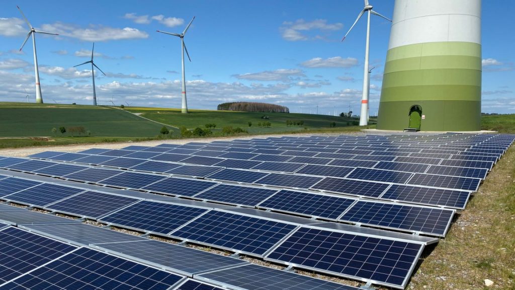 Bereits im Vorjahr wurde von der WestfalenWIND-Gruppe im Kreis Paderborn die erste Photovoltaikanlage auf einer Kranstellfläche im Windpark errichtet.